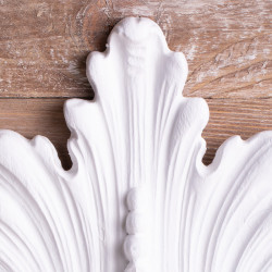 vista ingrandita di foglia in pasta di legno dipinta con Love Paint pittura per mobili di colore bianco